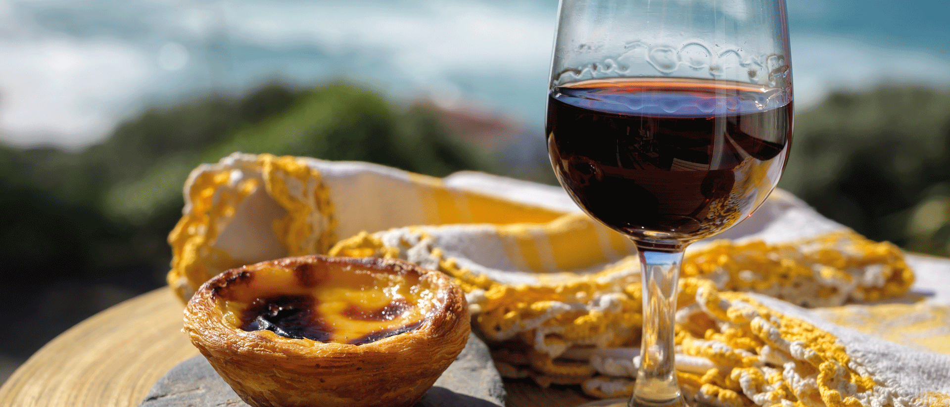 Copo de vinho e pastel de nata